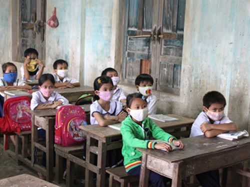 Đeo khẩu trang trong lớp học